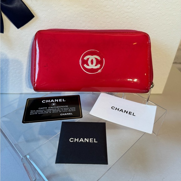 CHANEL
REDUCED Red Patent Leather CC Long Yen Zip Wallet authentication cards - Picture 1 of 10